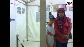 Download lagu MALAYSIA: MAN BREAKS RECORD FOR LIVING WITH 6,000 SCORPIONS mp3