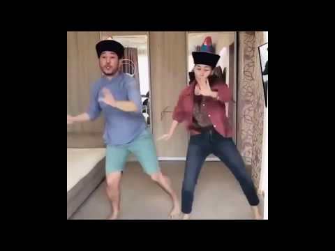 Бурят-монгольская пара танцует под ремиксом дербет-монгольской песни  «Шигшрэгийн ай»