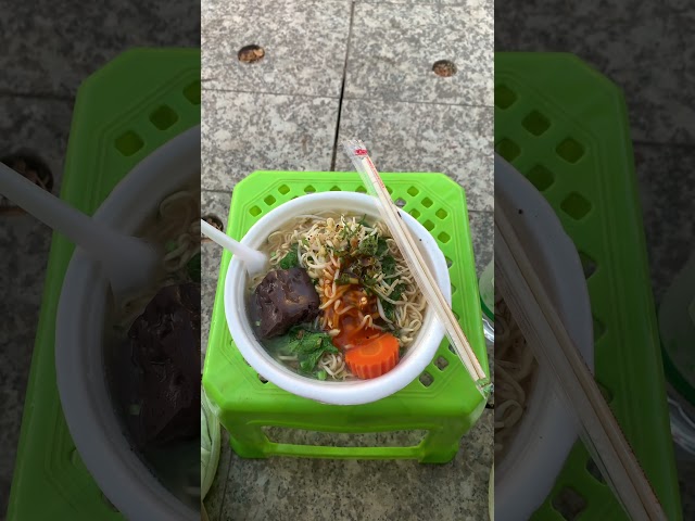 Makan Mie di Kamboja