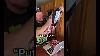 Download lagu Memberikan baju bergambar wajahku kepada suamiku untuk melihat reaksinya 😂 @RegalNoise #celanapendek #lucu #imut mp3