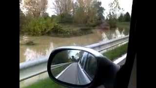 preview picture of video 'Lungargine via Polveriera fiume Bacchiglione canottieri 3 Novembre 2010'