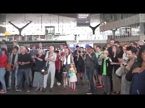 Gipsy Pigs in het Centraal Station in Rotterdam   YouTube 360p
