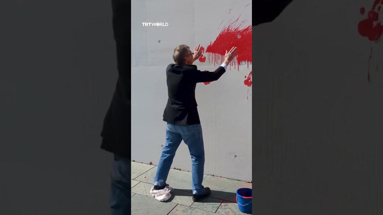 Video | Protester throws red paint at German Chancellery over Iran war complicity