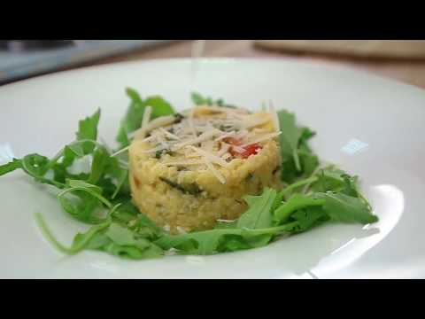 Prosena kaša z rukolo in češnjevim paradižnikom