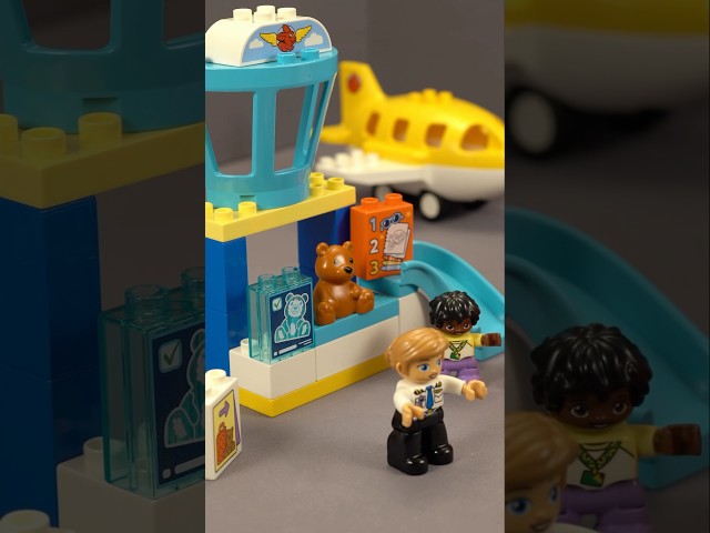 Vídeo relacionado con LEGO Duplo Mi Ciudad Primera Vez en el Aeropuerto - Juego Educativo para la Motricidad Fina con Avión de Juguete, 2 Figuras y Osito de Peluche - Regalo para Niños y Niñas de 2+ Años 10443