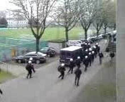 Opstootje buiten, ME rukt uit. (Willem II - Feyenoord)