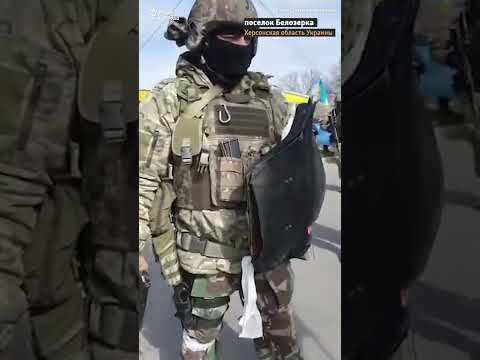 Российские военные разгоняют протестующих женщин автоматными очередями в воздух #shorts