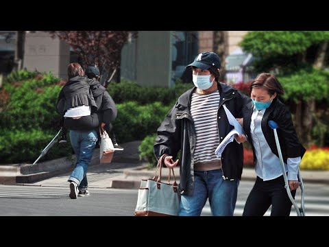 當拄著拐杖的她不小心跌倒在斑馬線上，有人主動將她背起！