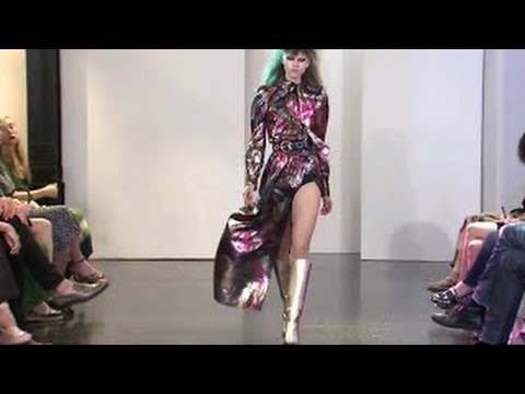 Models Estella Boersma and Kiki Willems fall down at Marc Jacobs Resort 2017 fashion show