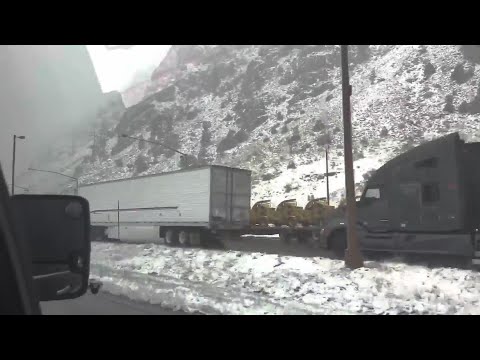 Snow snarls Colorado mountain traffic on I-70