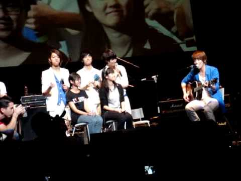 C.N Blue showcase in Singapore - Yonghwa sings "Fool" to 2 lucky fans
