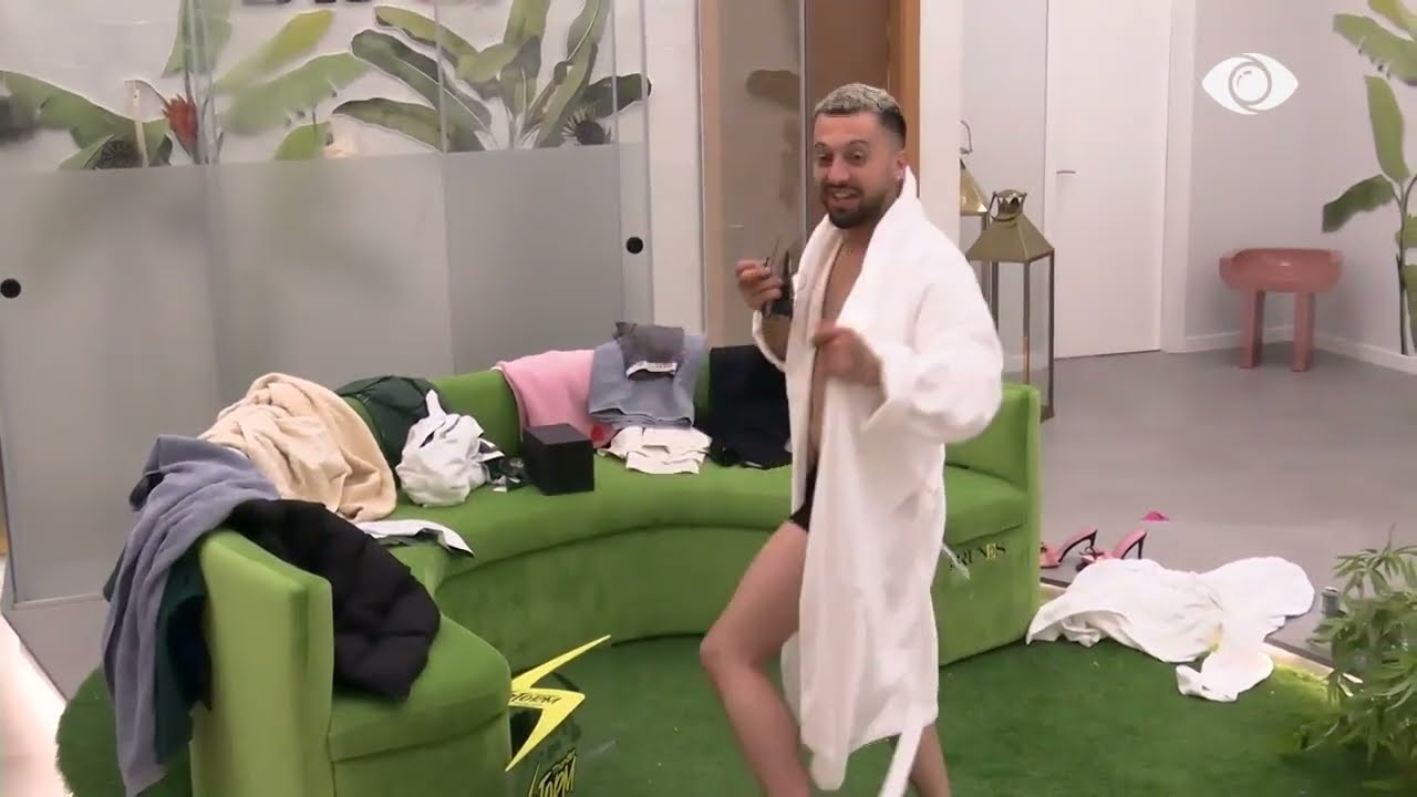 Gjesti kërcen teksa lahet në dush