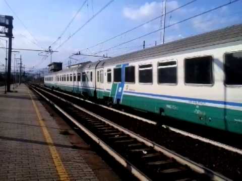 una bella E402 A in testa all'Intercity 595 Trieste-Roma in arrivo a Prato Centrale