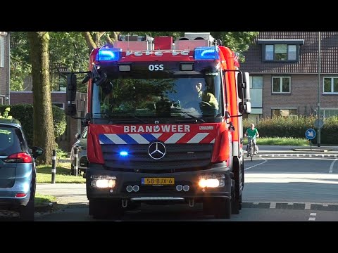 Brandweer Oss TS 21-3131 en HW 21-3151 met spoed naar een Woningbrand aan de Atalantastraat in Oss
