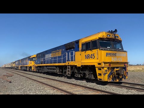 Pacific National 6MP4 container train with NR45 NR23 NR82 + extra steel wagons at Batesford 7/3/2025