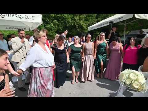 Surprise for the bride in front of the groom's house, a procession of traditional carts