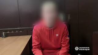 В центре Киева блогер бросил в лицо полицейского тарелку со сливками. ВИДЕО