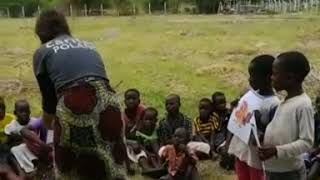 Lekcja angielskiego z dziećmi z Bukanga, Tanzania