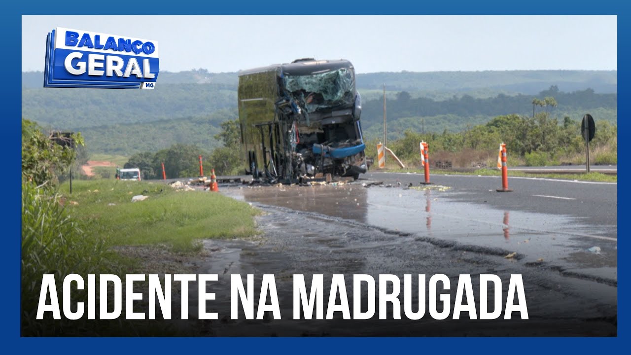 BATIDA NA TRASEIRA: Acidente entre ônibus e carreta; carga espalhada na pista