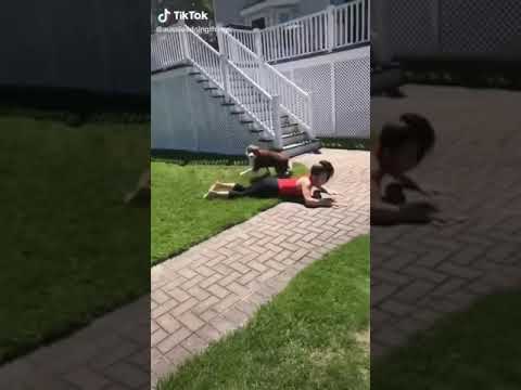 Caída graciosa con Hollaback girl de fondo