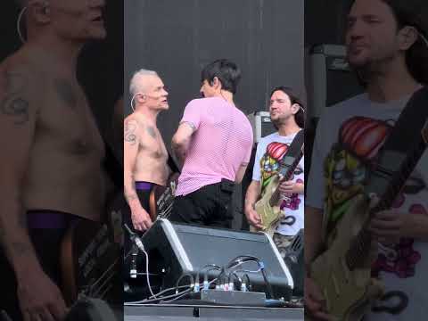 🎤🔥 Red Hot Chili Peppers Turn Every Show into a Rock Celebration of Legendary Proportions! #rhcp