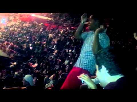 Concert Jay Z Paris 17/10/2013 Un danseur met l'ambiance en Gradin A #RackCityBitch