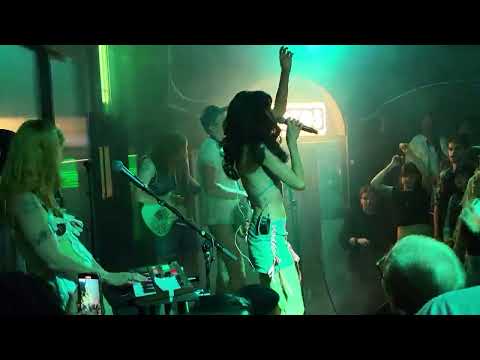 Lilla Lovis - Spottar Aldrig Ut [Live @ Trädgården, 2024-08-03]