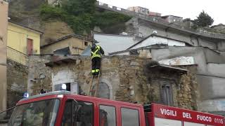 vento-forte-tetto-in-lamiera-scoperchiato-ad-ariano