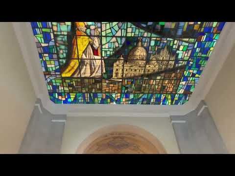 Torna luminosa la vetrata di Trento Longaretti al Sacro Monte