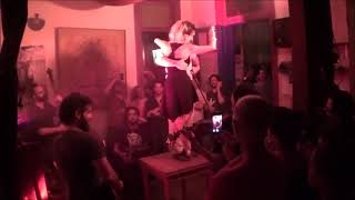 Tomas Corbalan y Yamila Ivonne bailan en la mesa con El Cachivache