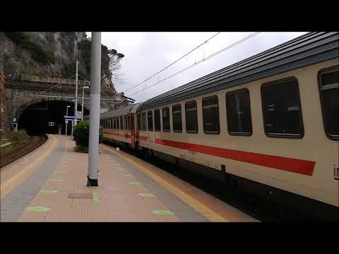 Ein Intercity der FS Italia donnert durch den Bahnhof Manarola