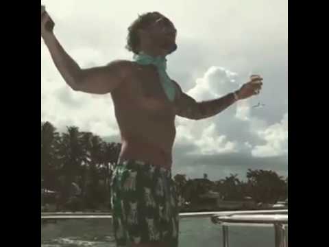 Maluma bailando salsa