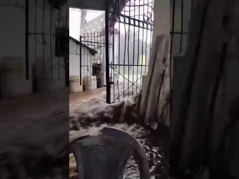 ¡FUERTE CORRENTADA INUNDA SECTOR DEL CEMENTERIO EN SANTIAGO DE MARÍA USULUTÁN!