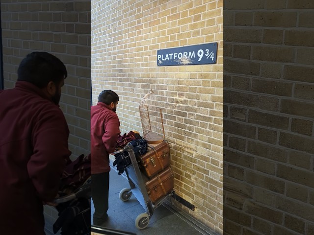 Vídeo relacionado con Hogwarts Express Harry Potter Boleto Londres 9 3/4 Billetera/Cartera Porta Tarjetas, Rojo