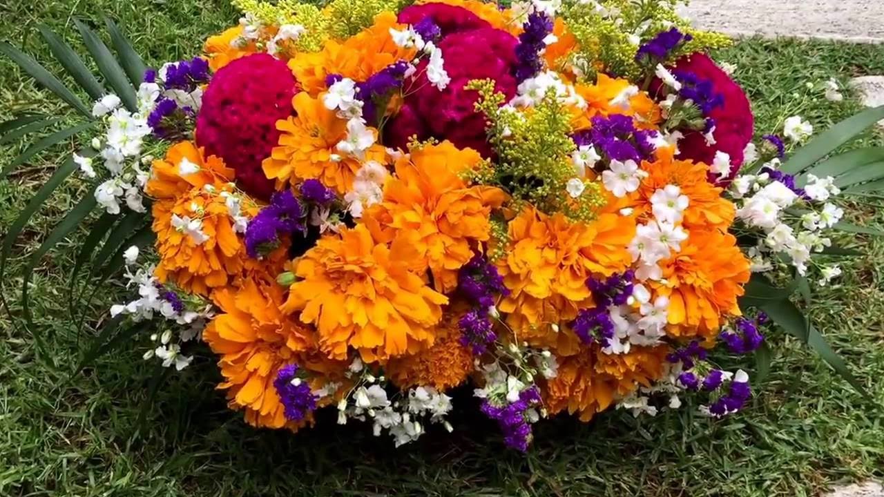 Watch DIY Arreglo floral Cempasúchil Día de Muertos flower arrangement halloween Now DIY Arreglo floral Cempasúchil Día de Muertos flower arrangement halloween