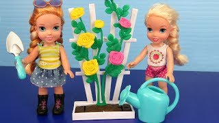 GARDENING ! Elsa and Anna toddlers plant flowers and vegetable seeds