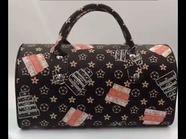 مكبر الصوت المحمول بتصميم شنطه نسائيه  يعطي إضاءه بعدة الوان عند التشغيل يمكن إستخدامه عن طريق: بلوتوث / فلاش ميموري / ميموري كارد / اوكس / مايكروفون / راديو + كيبل USB للشحن. (يوجد مقطع فيديو للمنتج)