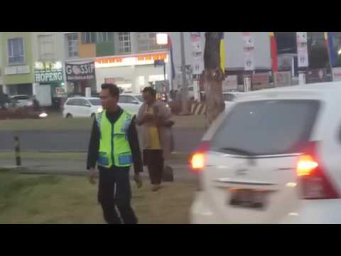 kasian bapak ini.... Dimana keluarganya