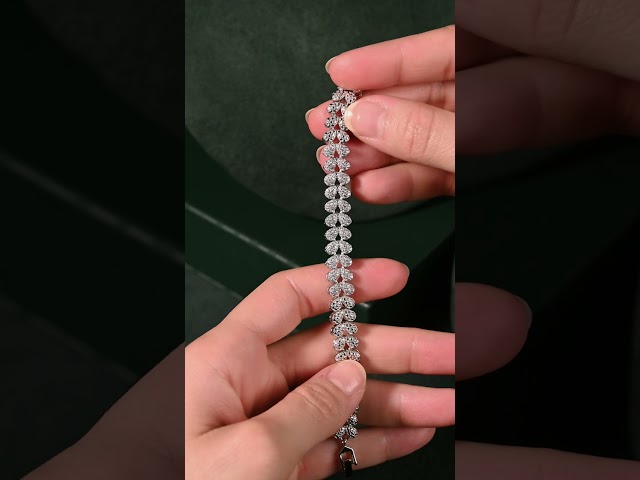 طقم فضي أنيق بلمعة الألماس للمناسبات