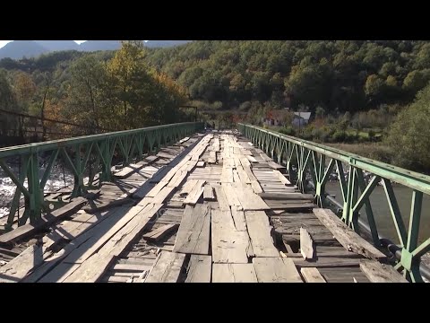 Ora News - Klos/ Ura me dërrasa të kalbura, alarm e rrezik për aksidente