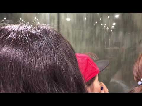 Andando no elevador Wulingyuan em Zhangjiajie, China