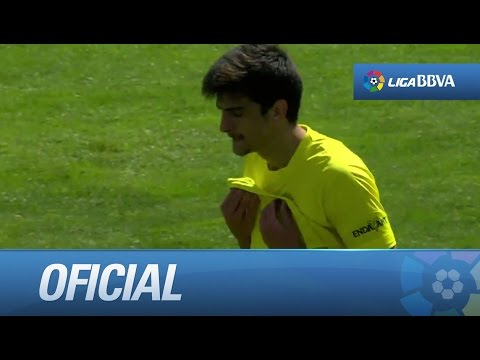 Disparo de Gerard Moreno con efecto que sale por derecha de portería