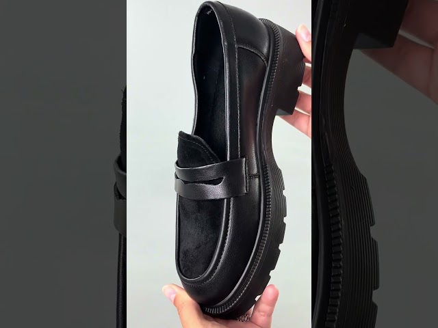 Чоботи жіночі шкіряні байка хутро 592641 Чорний Лофери жіночі шкіра на тракторній підошві 592378 Чорні