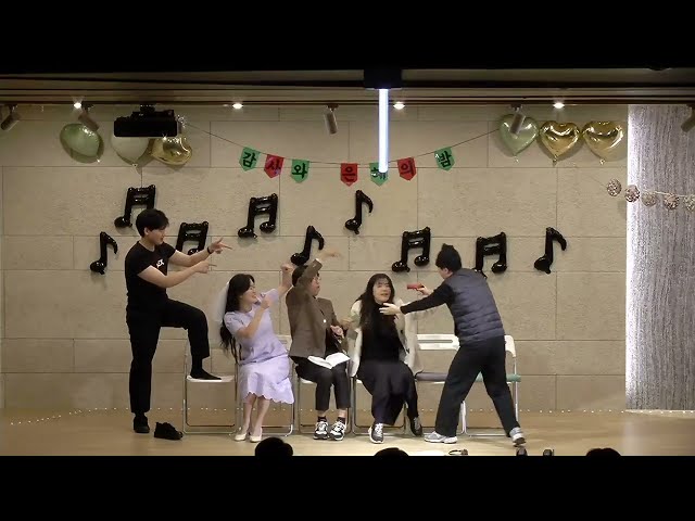 [2025.12.24 가족의 밤] 무언극: 떨어지지 않는 의자