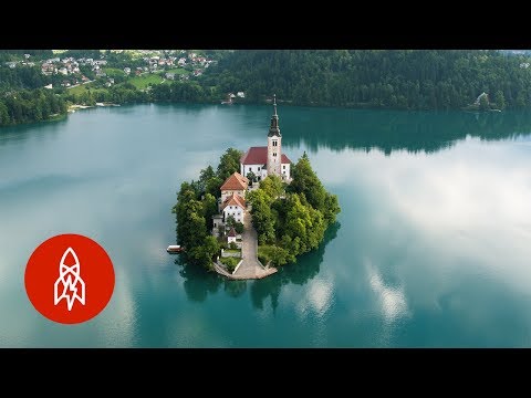 在斯洛維尼亞的阿爾卑斯山，在翡翠湖貝克恩斯島上 (In the Slovenian Alps, an Island on an Emerald Lake Beckons)