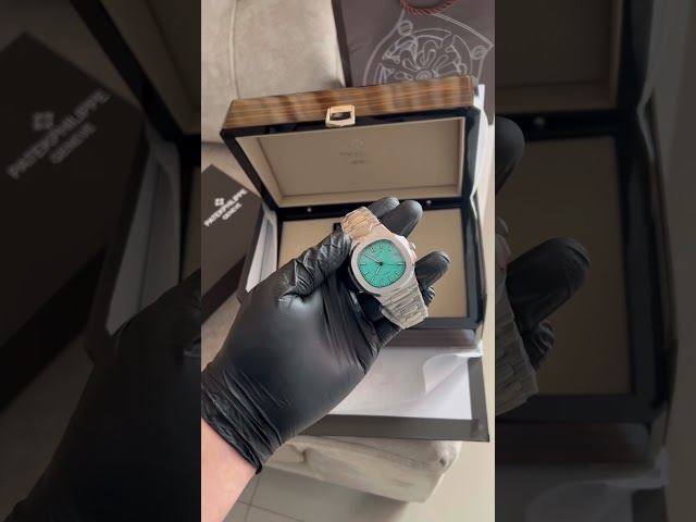 Vídeo relacionado con ROUHO Portarrelojes de Madera Caja de Reloj Compacta con Cojín Interior y Forro Suave Perfil Ordenado Acabado Limpio para Patek Philippe Calatrava