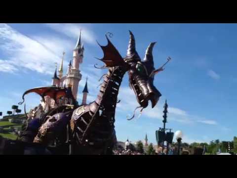 Fire-breathing dragon - in the Disney World. Diznilend - Zmaj koji bljuje vatru Diznilend.