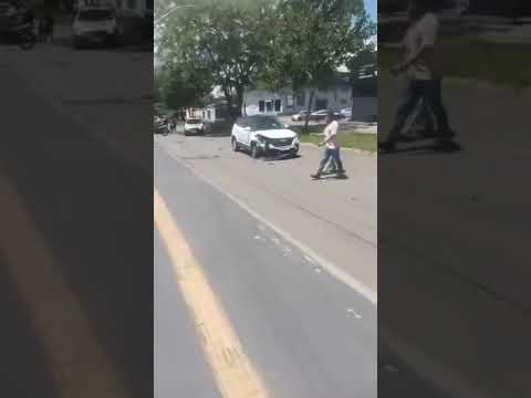 Veículo Pampa não respeita a sinalização Avança Sinal e Provoca Colisão na Av. Rio Verde, em Goiânia