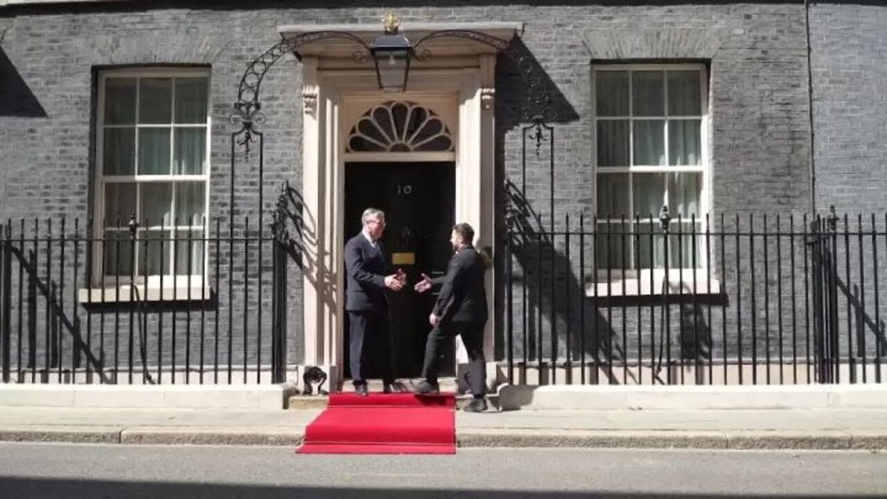 Zelensky a Londra ricevuto dal premier Starmer a Downing Street
