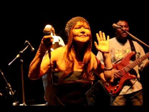 Claudya de Oliveira e Graziela Medori cantam com SambaSonics Teatro Mars